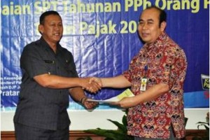 Wakil Bupati Kuningan saat menyerahkan SPT Pph orang pribadi simbolis kepada Kepala Kantor Pajak Pratama Kuningan.